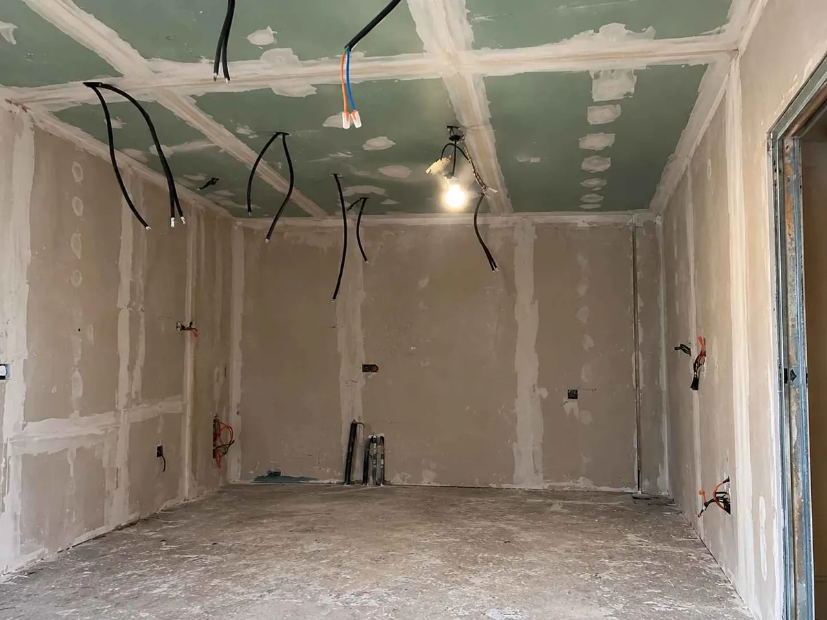 Avant : Plafond et peinture